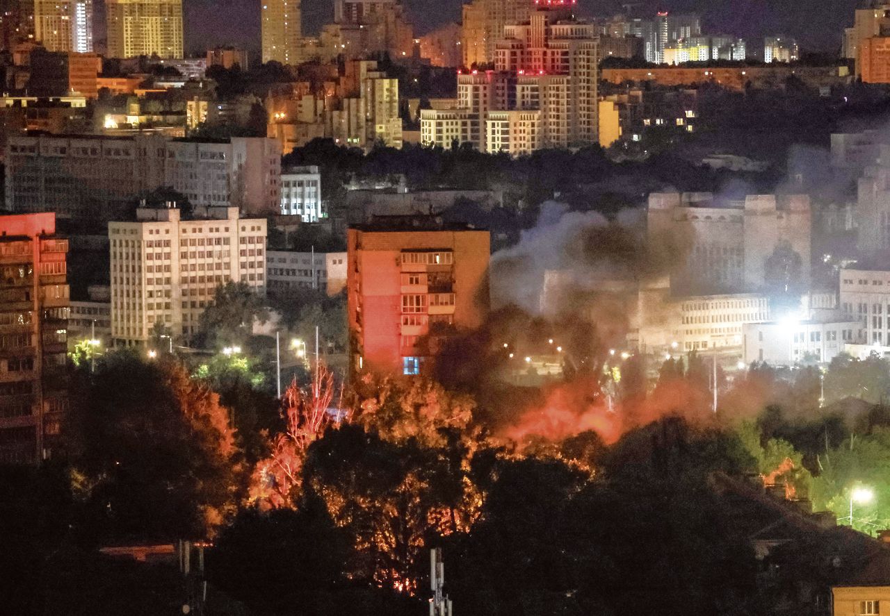 Rook hangt in de lucht boven Kyiv na een Russische drone-aanval.