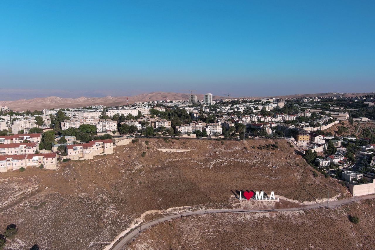 Zicht op de Joodse nederzetting Maale Adumim op de door Israël bezette Westoever.