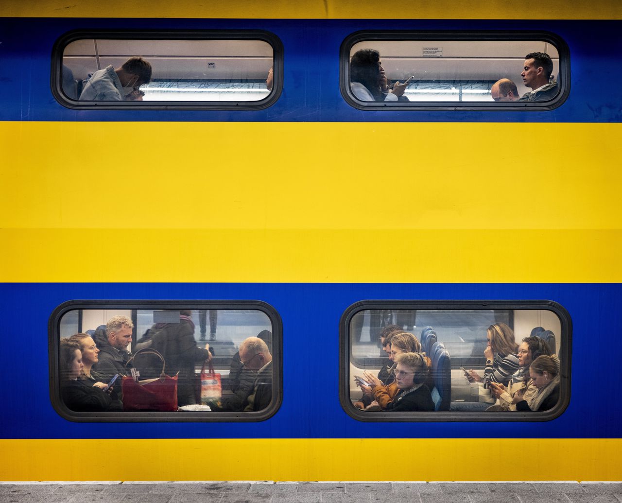 Reizigers in de ochtendspits op Utrecht Centraal