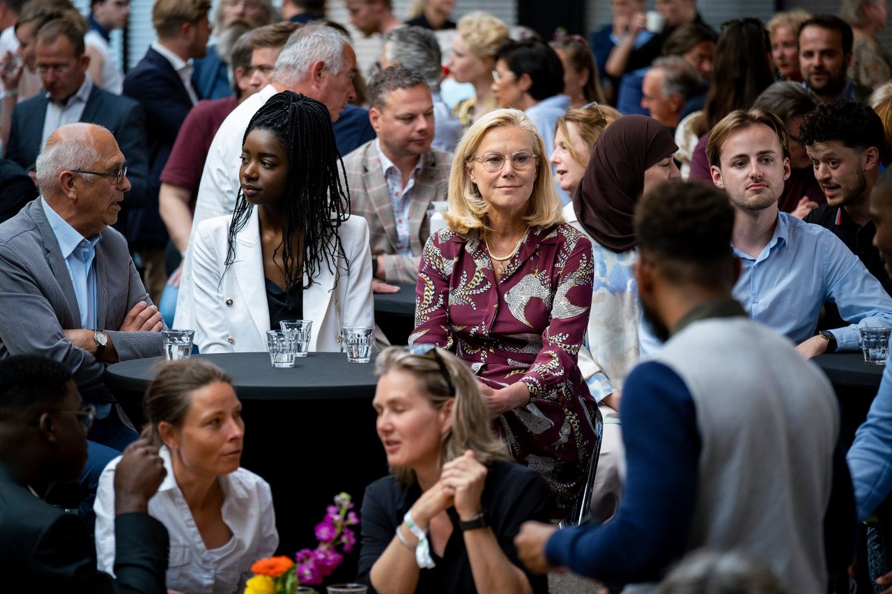 Een ledenbijeenkomst van D66 met in het midden Sigrid Kaag.