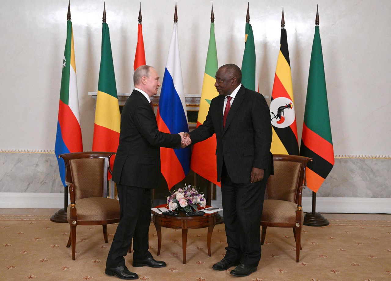 De Russische president Poetin met zijn Zuid-Afrikaanse evenknie Ramaphosa afgelopen maand, vlak voor de ontmoeting met een Afrikaanse delegatie bij Sint-Petersburg.