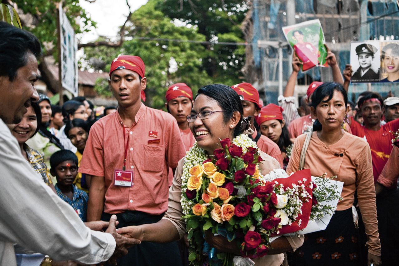 Phyu Phyu Thin in Yangon tijdens een verkiezingscampagne in 2012. Na de staatsgreep in 2021 week ze uit naar de jungle, en richtte met een aantal medestanders een Regering van Nationale Eenheid op.