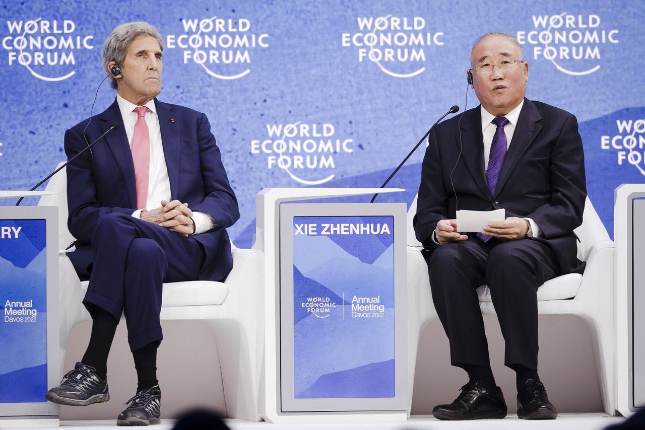 De klimaatgezanten van de VS en China, John Kerry (links) en Xie Zhenhua, zijn oude bekenden van elkaar. Al jaren treffen de twee elkaar op internationale fora, zoals hier in 2022 in Davos, om klimaatbeleid te maken.