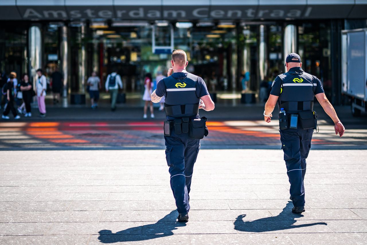 Spoorwegpolitie in Amsterdam.