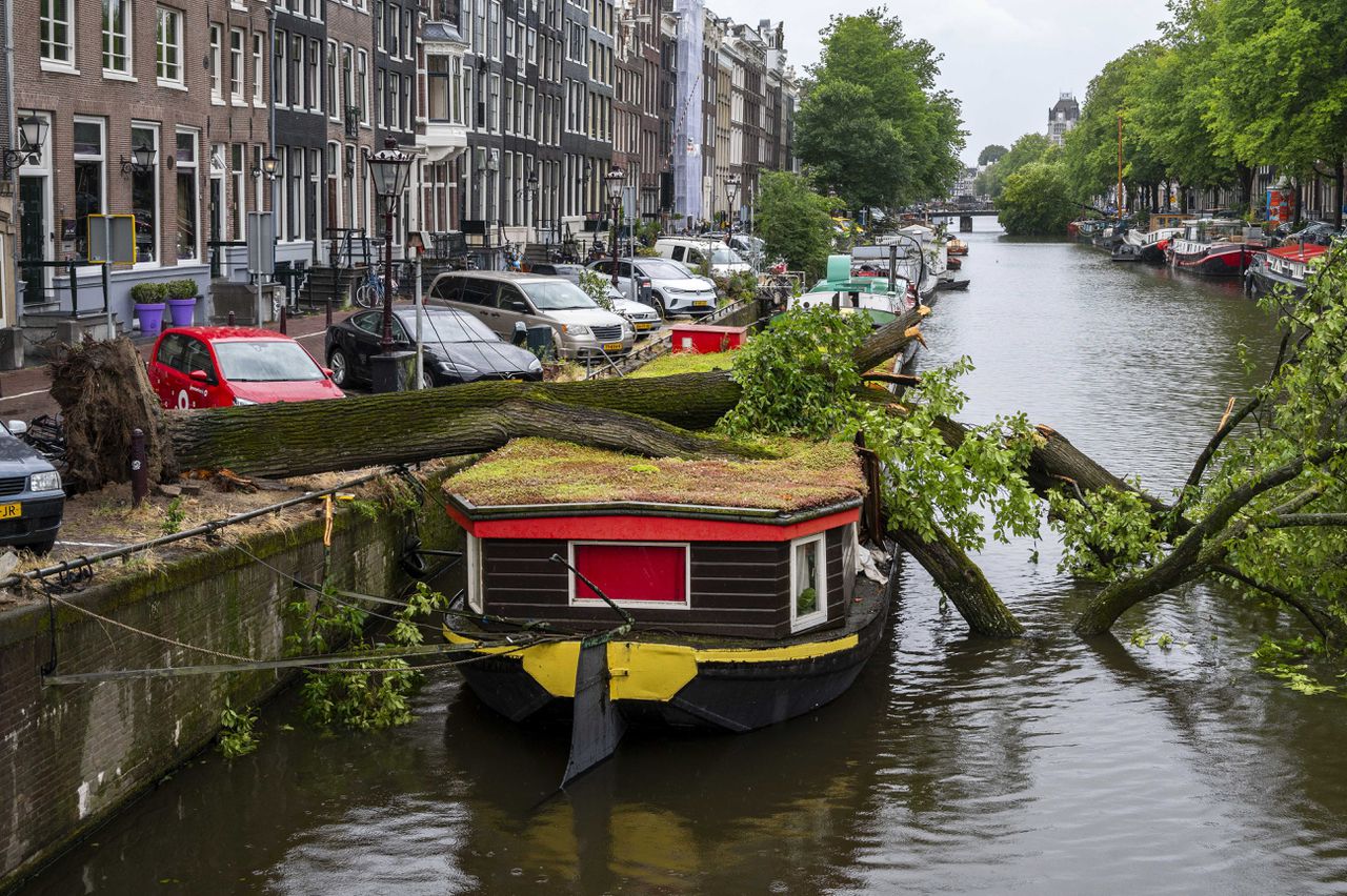 In Amsterdam is door de storm een boom op een woonboot gevallen. Een 51-jarige vrouw in Haarlem is om het leven gekomen toen er een boom op haar auto neerkwam.