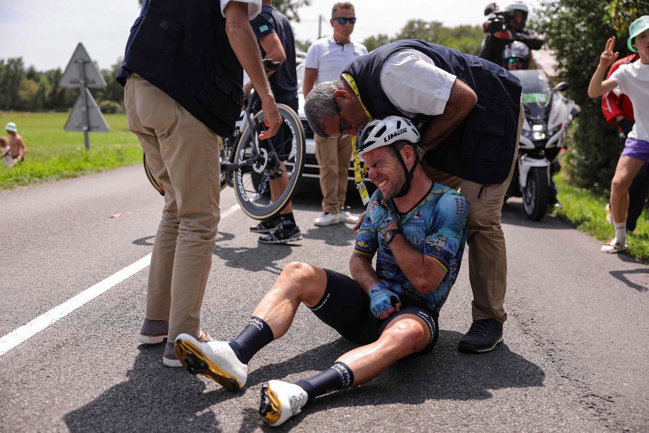 Mark Cavendish verliet de Tour de France na een val in de achtste etappe van Libourne naar Limoges.