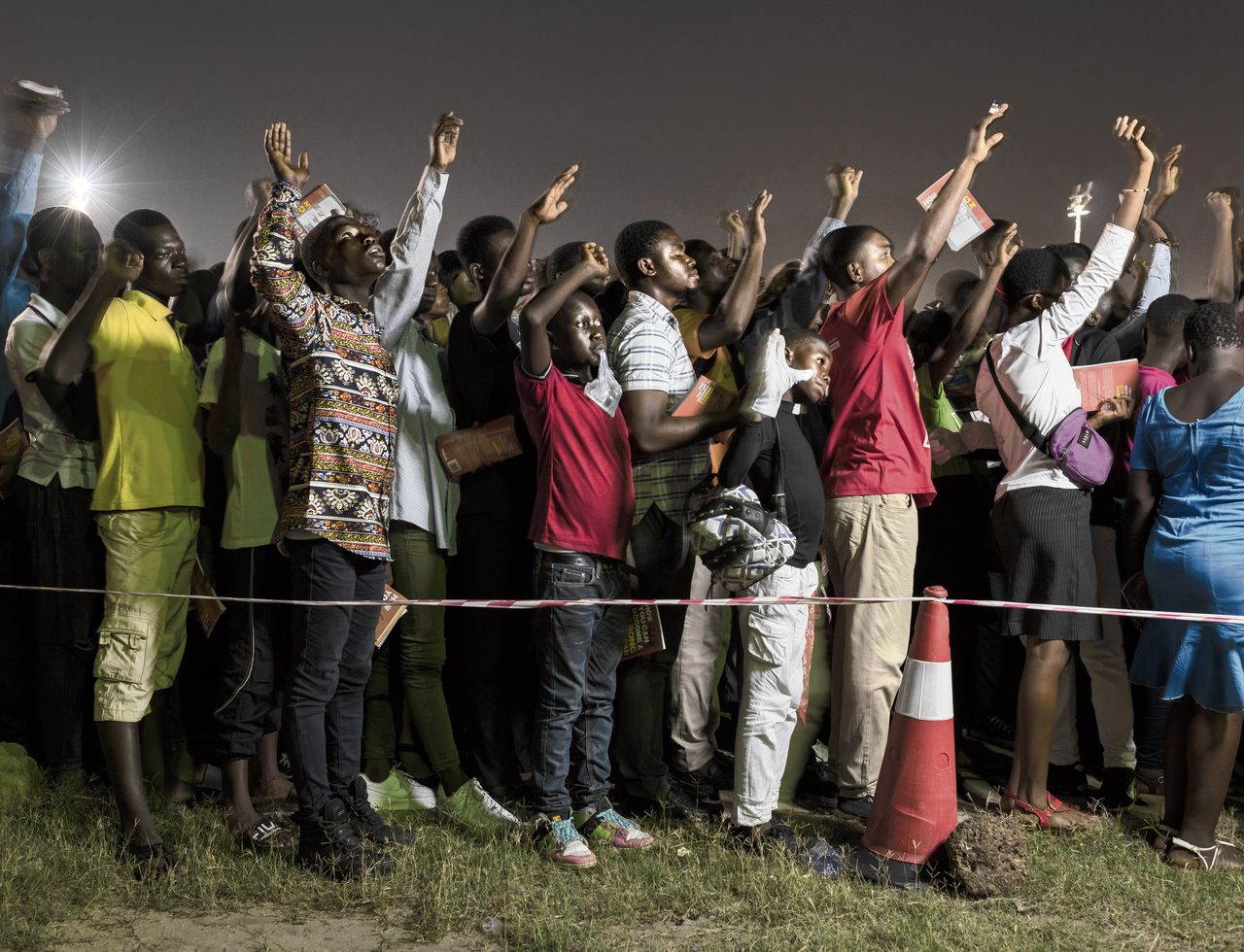 Jonge christenen in Accra tijdens een dienst op Goede Vrijdag. Ghana is één van de weinige landen waar jonge mensen geloviger zijn dan veertigplussers.