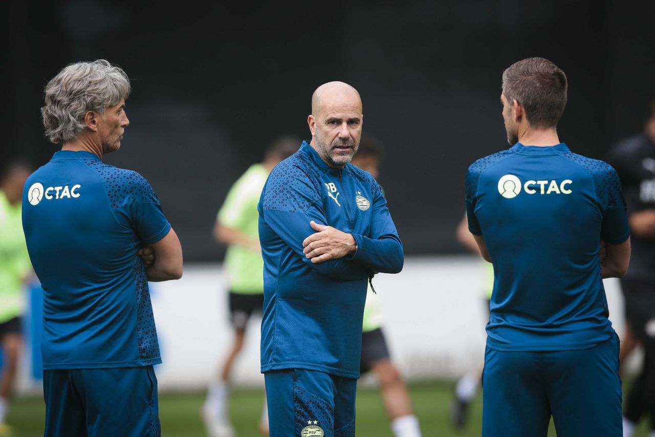 Peter Bosz (midden) heeft weinig tijd met een volledige selectie.