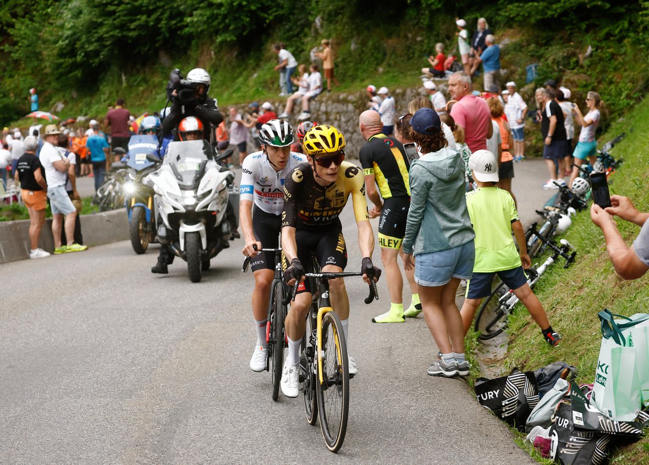 Jonas Vingegaard fietst aan kop op de berg Le Cambasque, voordat Tadej Pogacar uit zijn wiel demarreert.