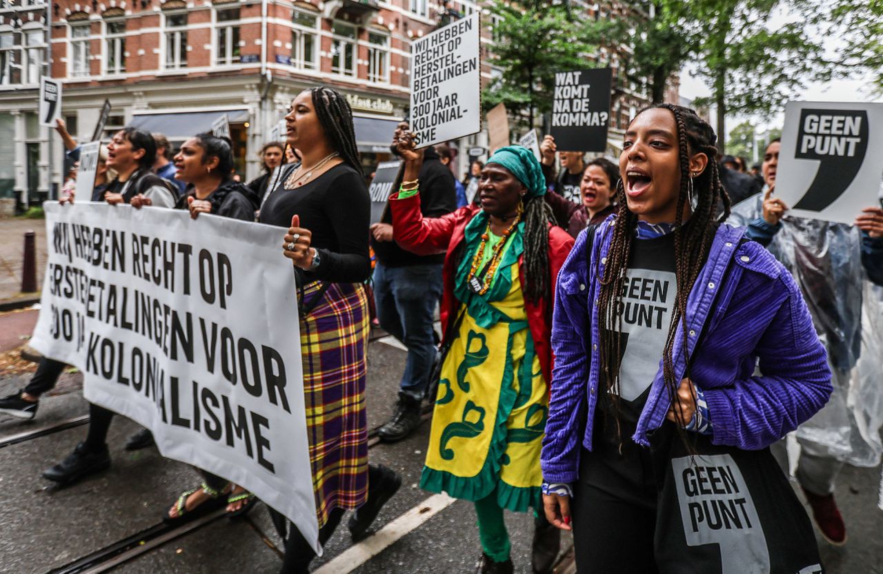 Als onderdeel van de Bigi Spikri optocht richting het Amsterdamse Oosterpark demonstreren Zwart Manifest en The Black Archives in protestmars Geen Heling, Zonder Herstel.