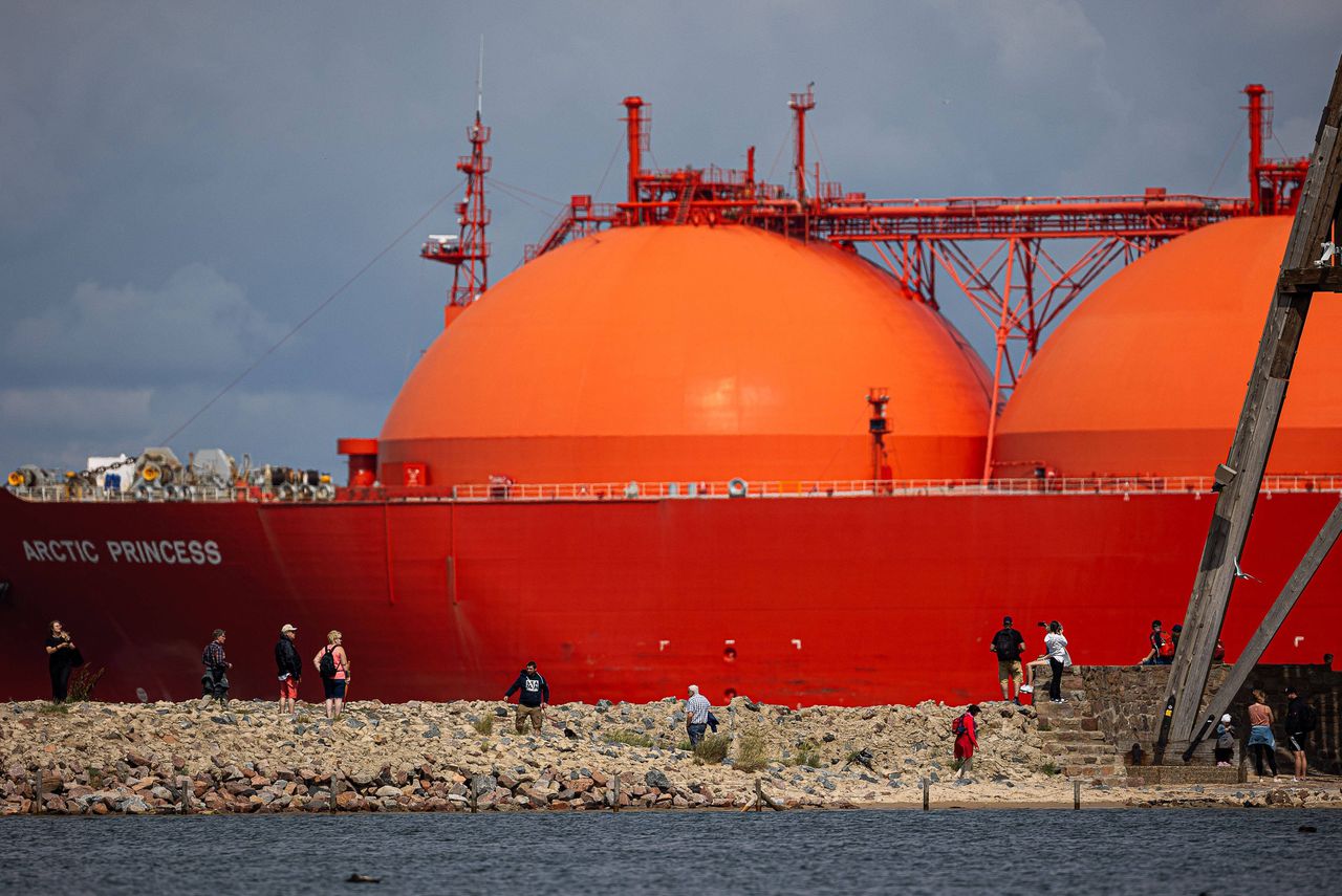 Een lng-tanker komt aan in Cuxhaven in Duitsland.