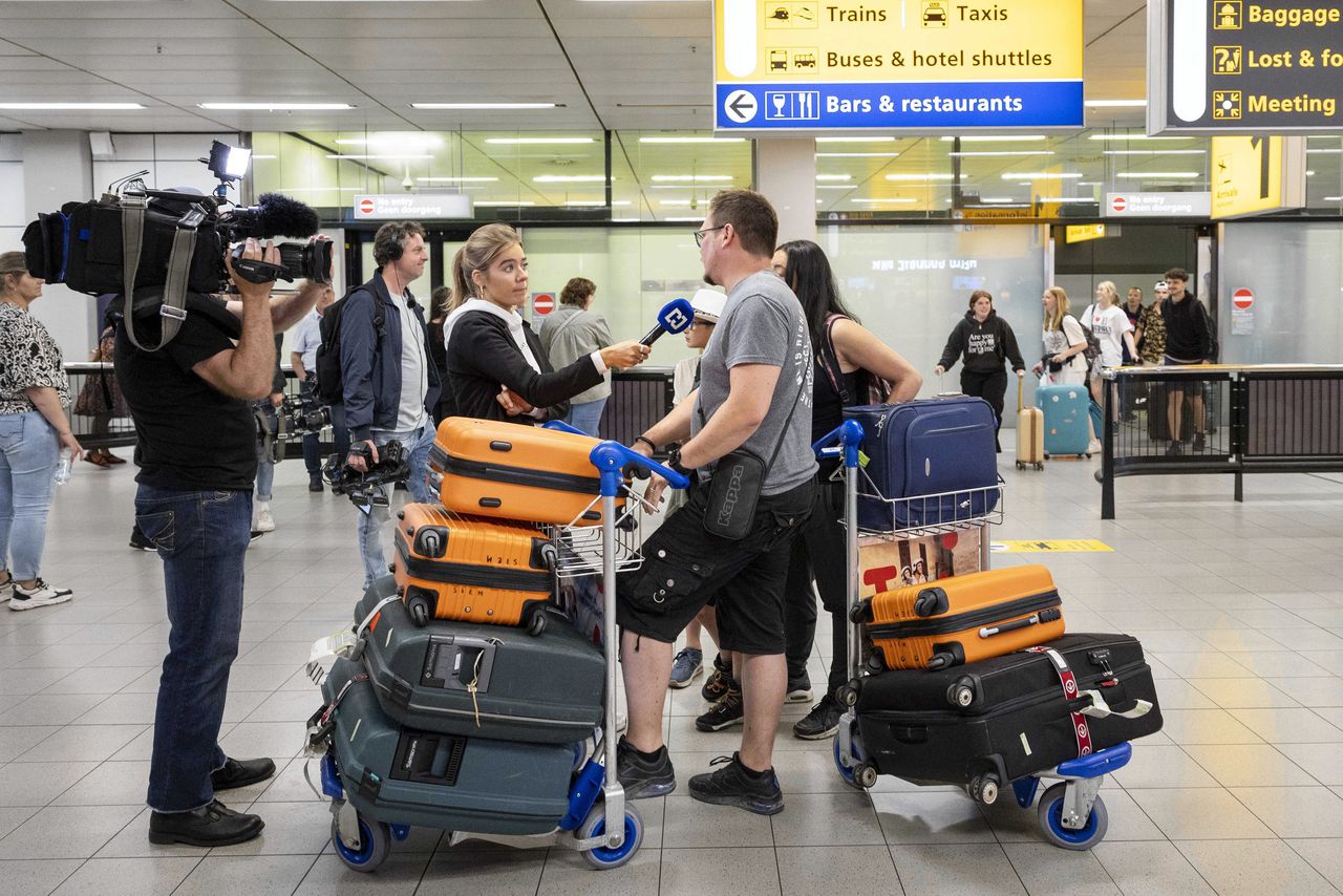 Een gezin uit Zoetermeer (komt niet voor in het artikel) staat op Schiphol de media te woord na terugkeer uit Rhodos.