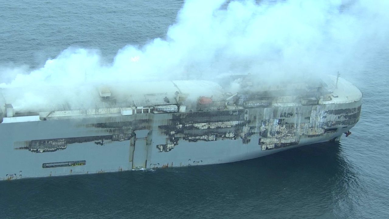 De brand op het vrachtschip woedt nog steeds, maar is wel in intensiteit afgenomen. Daarom kan het schip waarschijnlijk dit weekend versleept worden naar een nieuwe locatie.