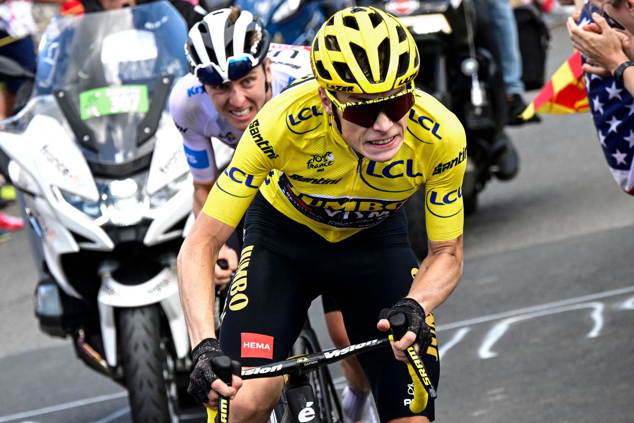 Vingegaard wordt achtergvolgd door Pogacar op de Col de Joux Plane, zaterdag 15 juli