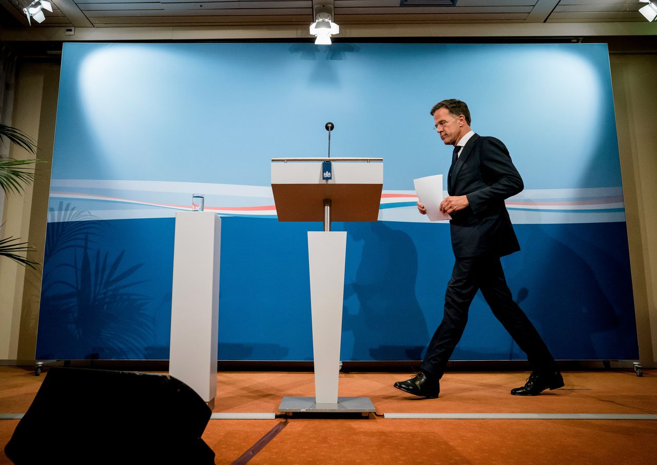 Demissionair premier Mark Rutte voor zijn eerste persconferentie na de kabinetsval.