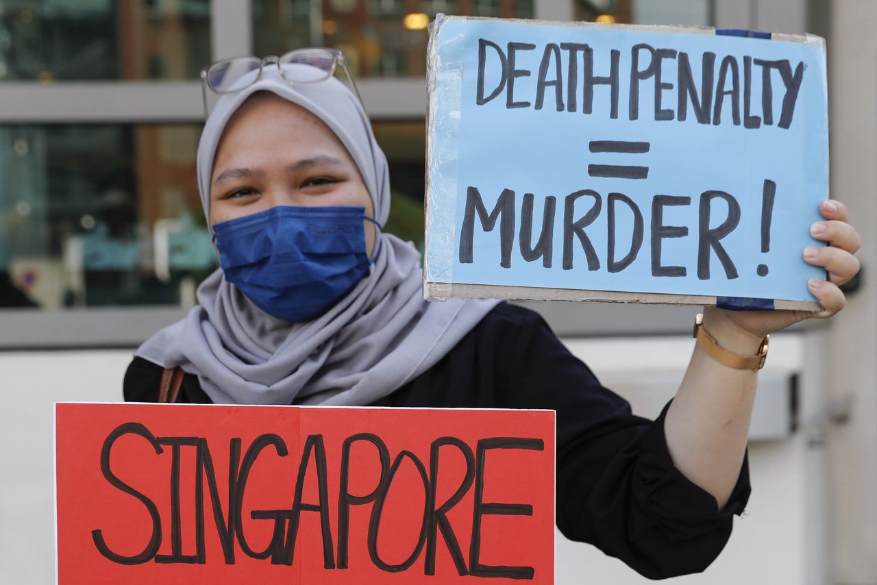 Een demonstrant tegen de Singaporese doodstraf.