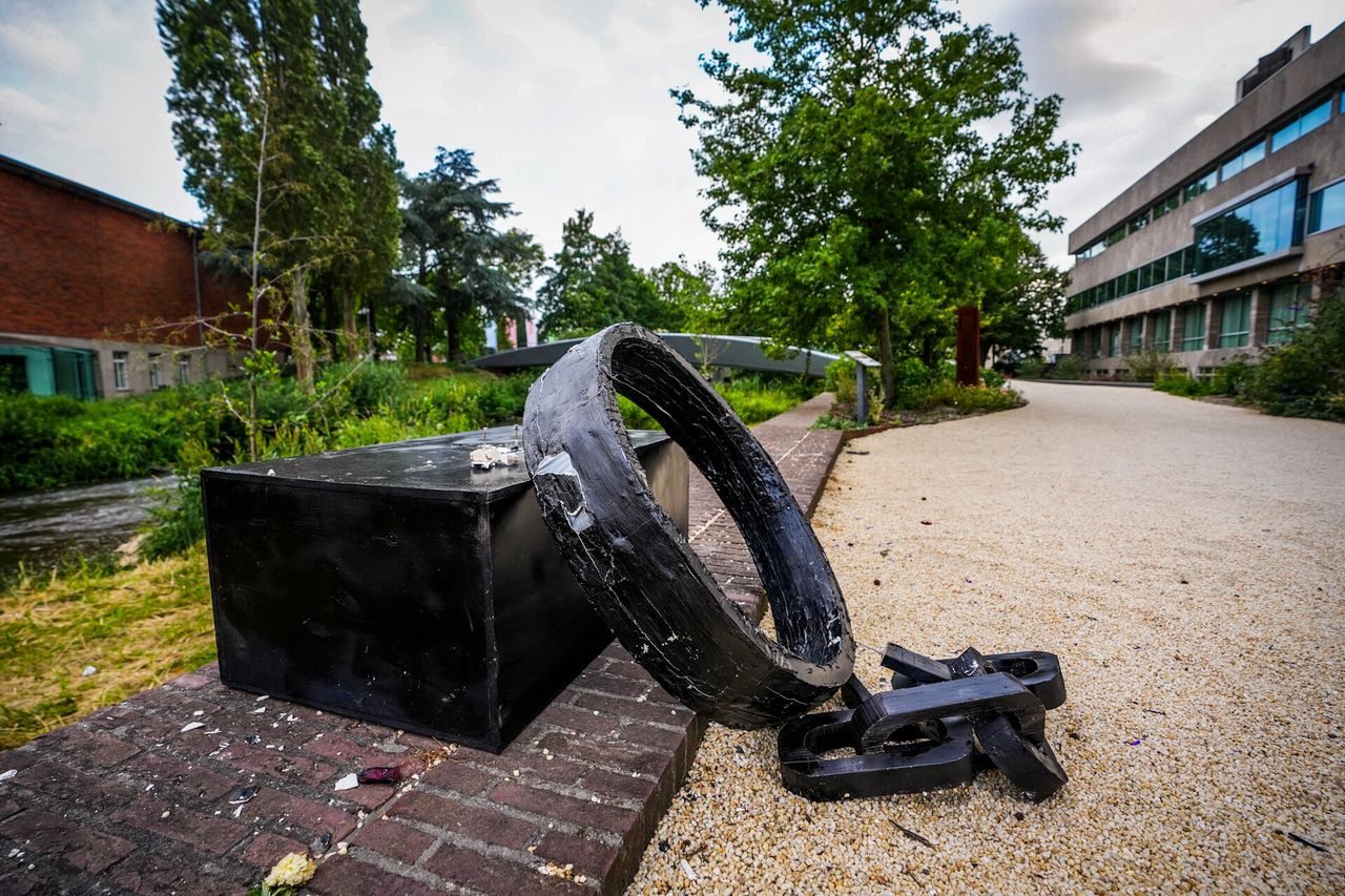 Het Keti Koti-kunstwerk werd gemaakt door de Tilburgse kunstenaar Tommy van der Loo.