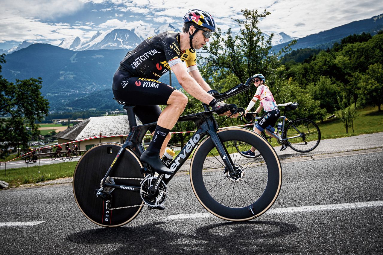 Wout van Aert op zijn tijdritfiets tijdens de tweede rustdag van de Tour (boven) en vorige maand tijdens het Belgisch kampioenschap tijdrijden, dat hij won.