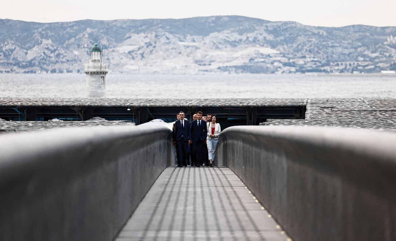 President Emmanuel Macron bezocht eind juni met cultuurminister Rima Abdul Malak (rechts) in Marseille het MuCEM, het museum van de Europese en mediterrane beschavingen. Foto Ludovic Marin via Reuters