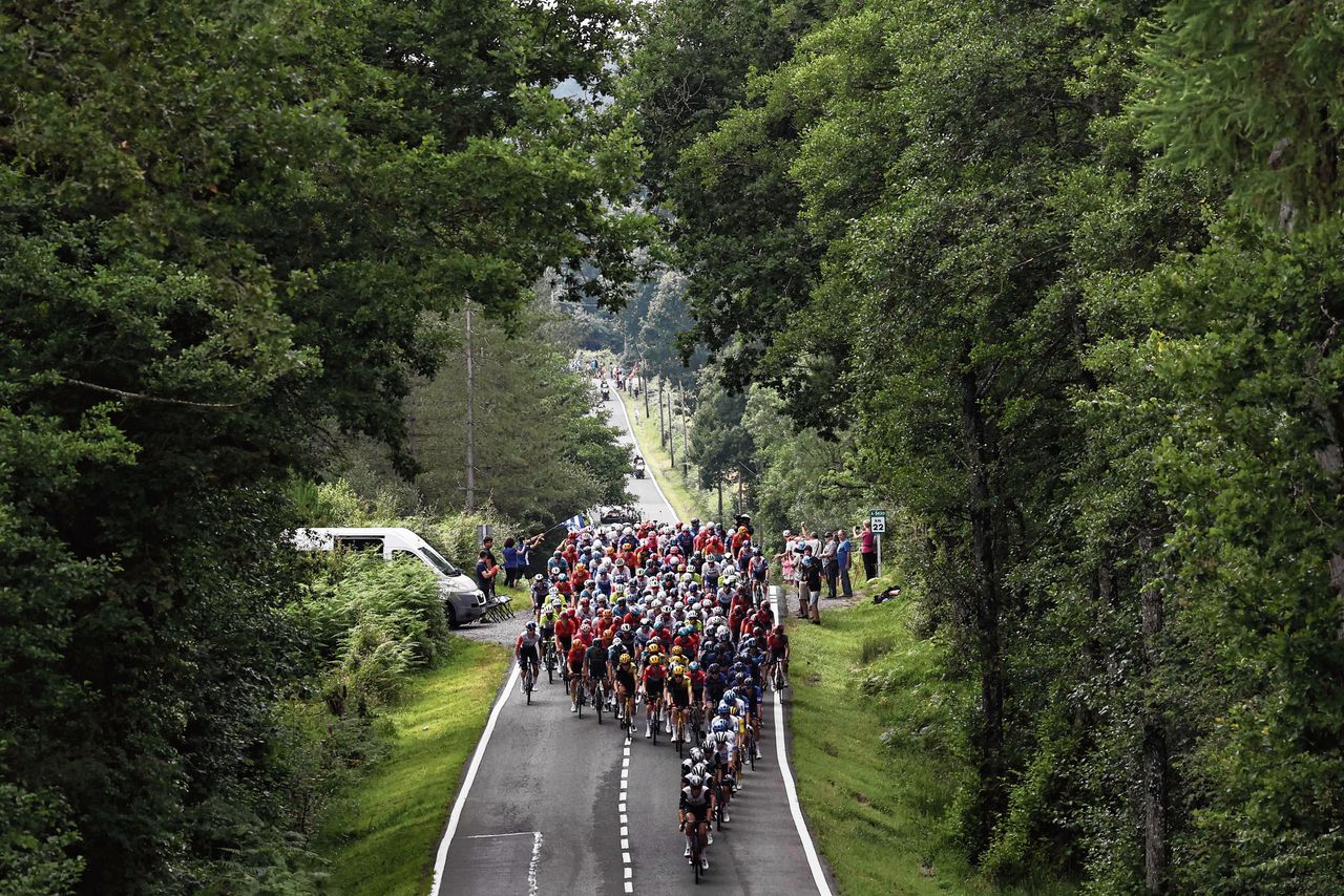 Het peloton zondag tijdens de tweede etappe van de Tour de France in Spaans Baskenland.