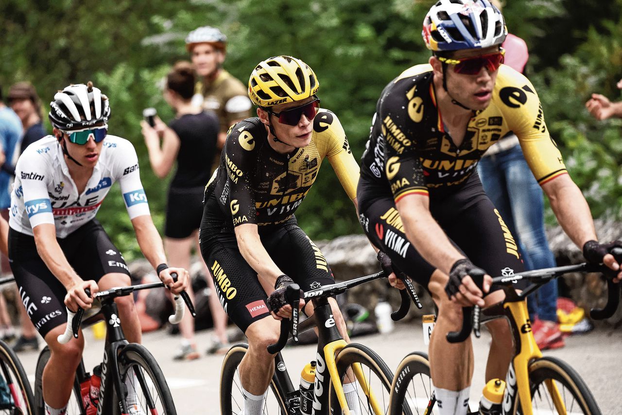 Tadej Pogacar (links) in het wiel bij Jonas Vingegaard en Wout van Aert op de beklimming van de Cauterets-Cambasque, de laatste col van de zesde etappe.