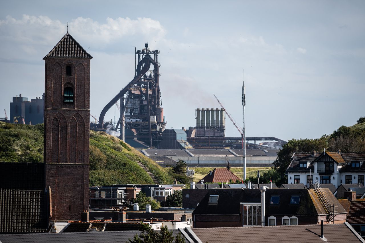 De hoogovens van Tata Steel, gezien vanaf de duinen in Wijk aan Zee.