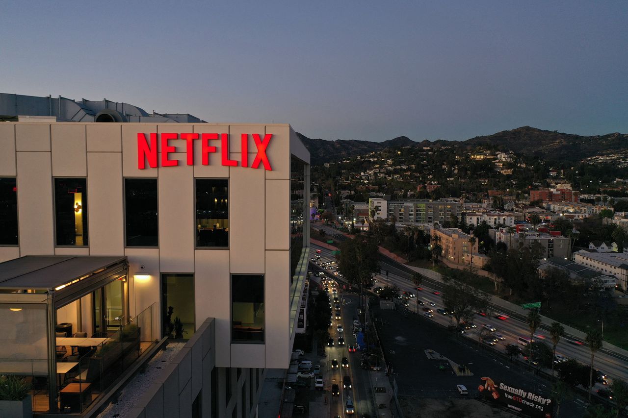 Netflix’ kantoorgebouw in Hollywood. De strategie van inperking van het delen van wachtwoorden heeft mede tot bijna 6 miljoen meer abonnees geleid.