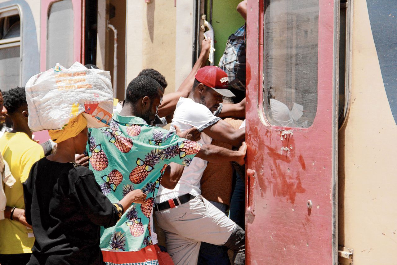 Afrikaanse migranten stappen woensdag in de Tunesische havenstad Sfax in een trein naar Tunis, op de vlucht voor onrust in de kuststad nadat een Tunesische man er eerder deze week werd doodgestoken.