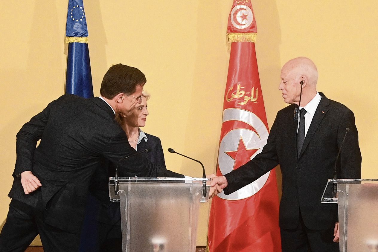 De Tunesische president Kais Saied (rechts) maandag in Tunis met premier Mark Rutte en EU-commissievoorzitter Ursula von der Leyen.