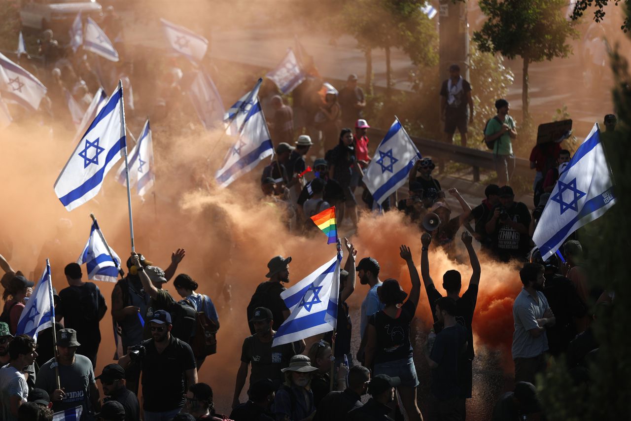 Betogers blokkeren een snelweg in Jeruzalem tijdens de massale protesten van afgelopen week over het besluit van het Israëlische parlement om de macht van het Hooggerechtshof in te perken.