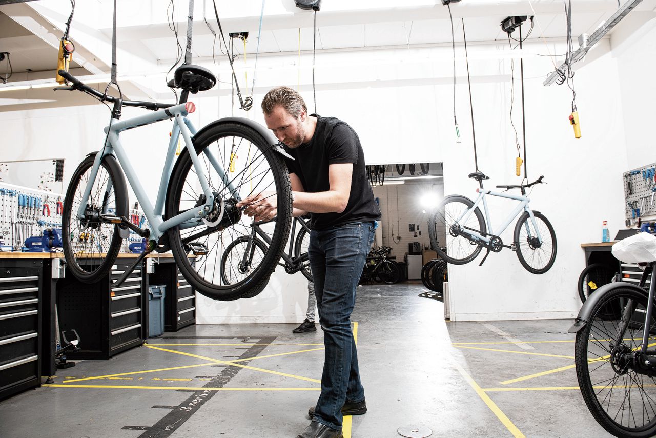 Werkplaats van VanMoof in Amsterdam. Op ontwerpvlak maakte VanMoof de afgelopen jaren beslissingen die verkeerd lijken te zijn uitgevallen.