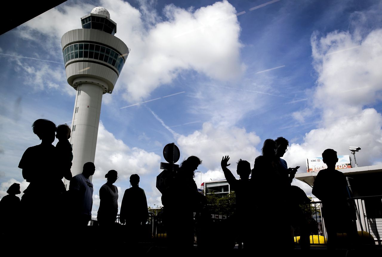 Wachtenden op luchthaven Schiphol.