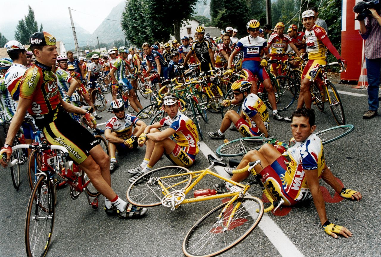 Het peloton, met de Nederlandse TVM-ploeg voorop, stapt af tijdens een etappe in de Tour de France van 1998 uit protest tegen het optreden van de Franse justitie, die de jacht op dopegebruikers heeft geopend.