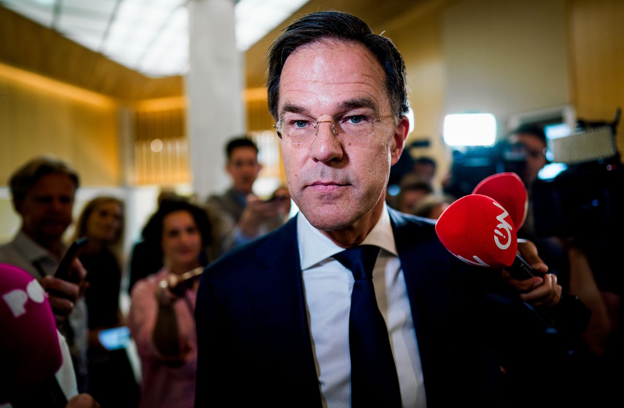 Demissionair Premier Mark Rutte in gesprek met de pers in de Tweede Kamer, nadat hij zijn vertrek uit de politiek aankondigde tijdens een debat over de val van het kabinet.