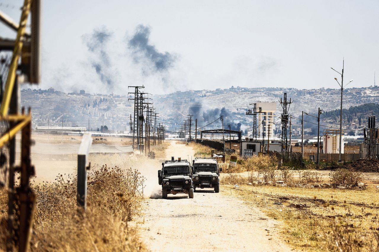 Israëlische militaire auto’s rijden maandag vanaf het vluchtelingenkamp aan de rand van Jenin, op de Westelijke Jordaanoever.