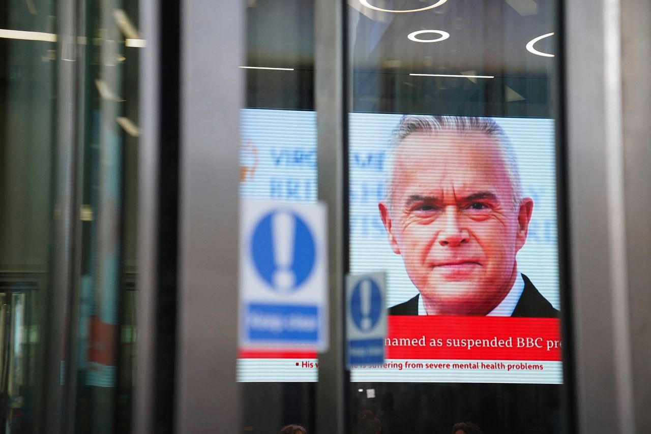 Nieuwslezer Huw Edwards van de BBC is beschuldigd van onoirbare contacten met jongeren. Een politieonderzoek wees inmiddels uit dat hij niets strafbaars heeft gedaan.