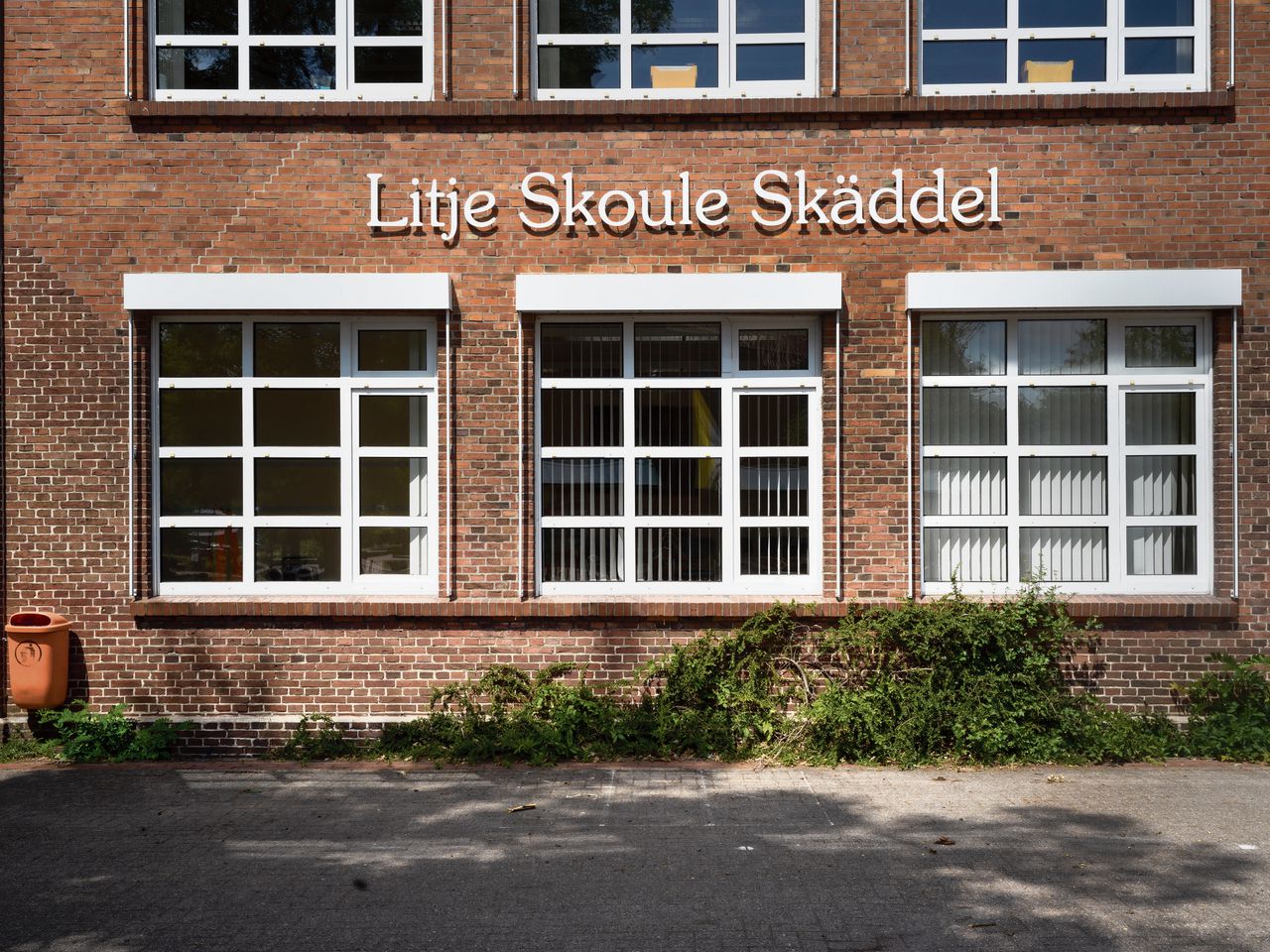 De lagere school in Scharrel.