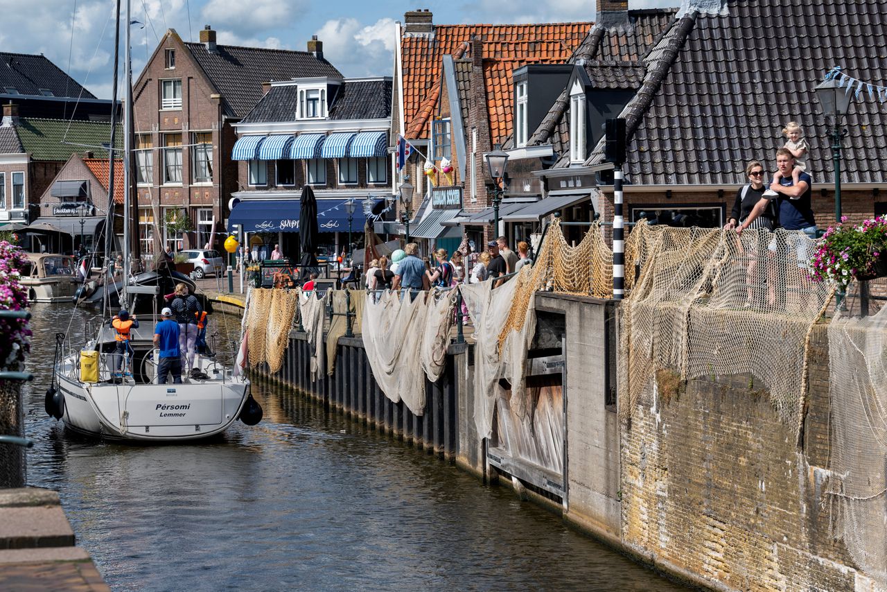 Pleziervaart op het Dok, het water dat dwars door het Friese Lemmer loopt.