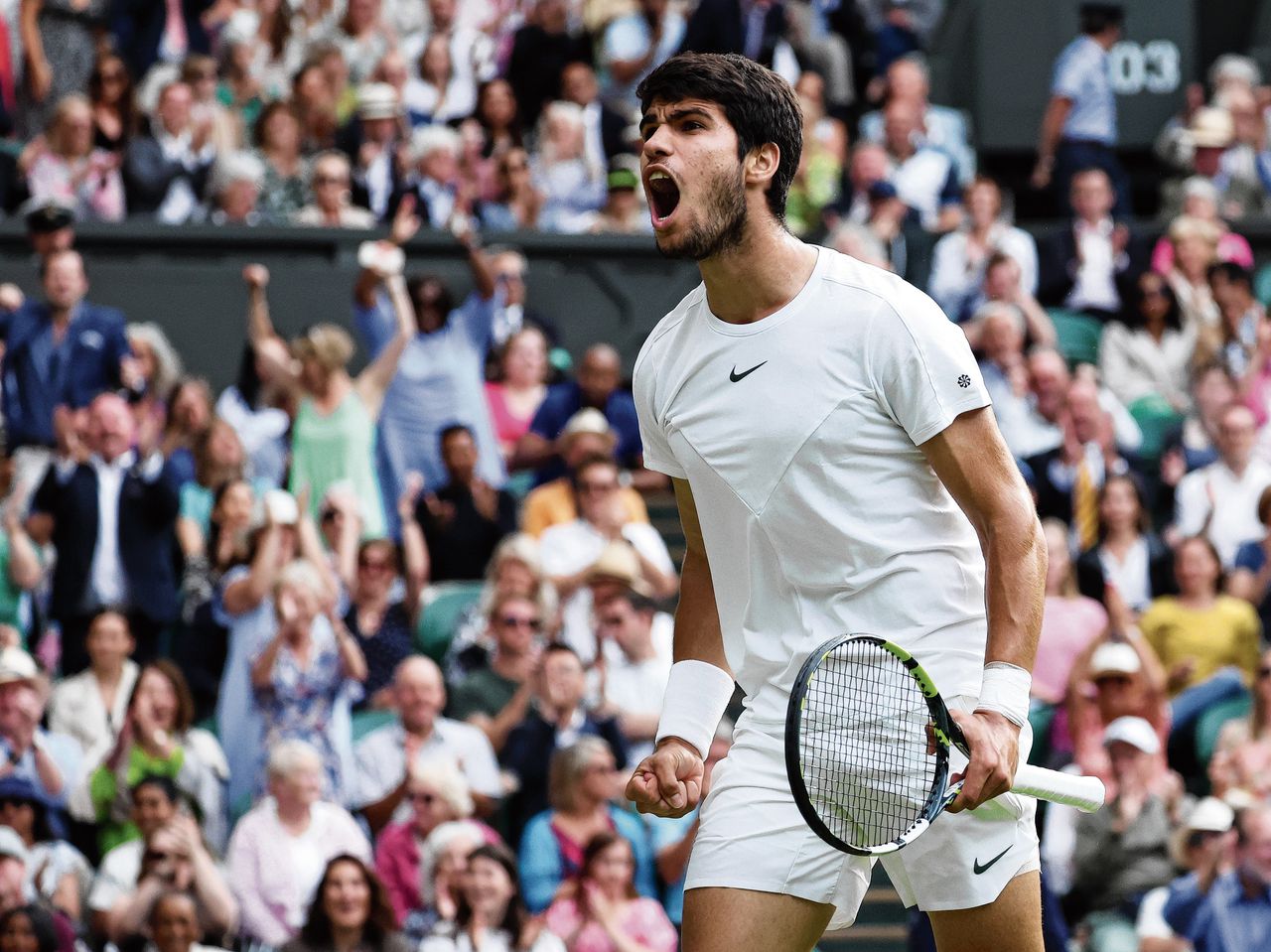 De nieuwe Wimbledon-kampioen Carlos Alcaraz viert een punt in de finale tegen Novak Djokovic.