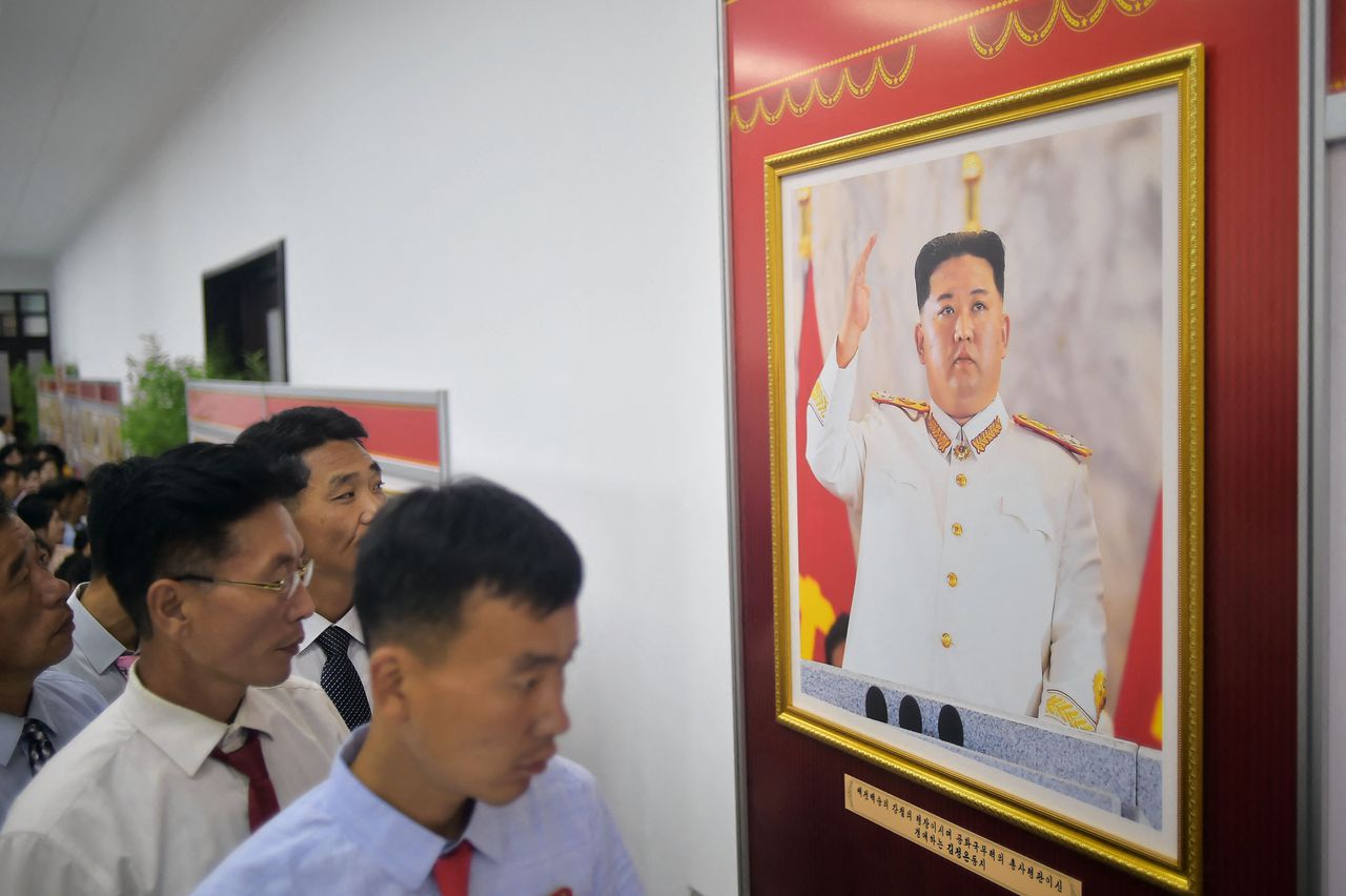 Noord-Koreanen bezoeken de net geopende Nationale Fototentoonstelling in Noord-Korea. Uiteraard is beeld van leider Kim Jong-un prominent aanwezig.