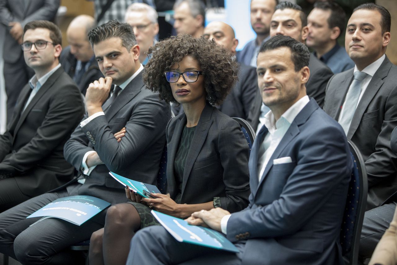 Sylvana Simons en Farid Azarkan (rechts) in 2016 tijdens de presentatie van het verkiezingsprogramma van Denk voordat Simons zich van deze partij zou afsplitsen.