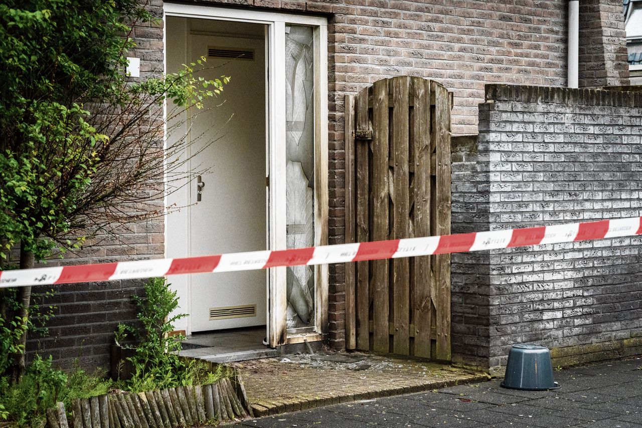 Twee door explosies beschadigde woningen, links in Amersfoort, rechts in Rotterdam.