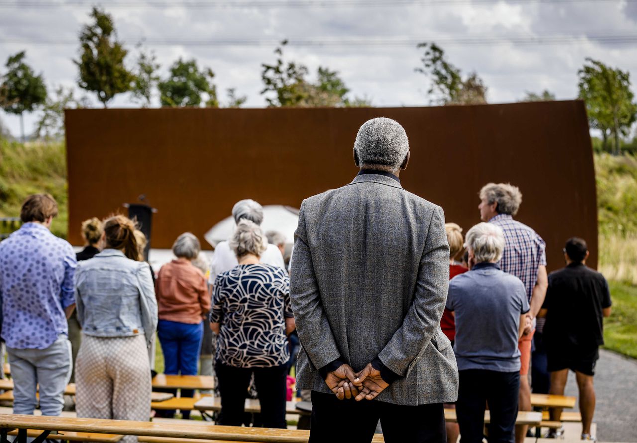 Nabestaanden tijdens de herdenking bij het Nationaal Monument MH17 in Park Vijfhuizen.