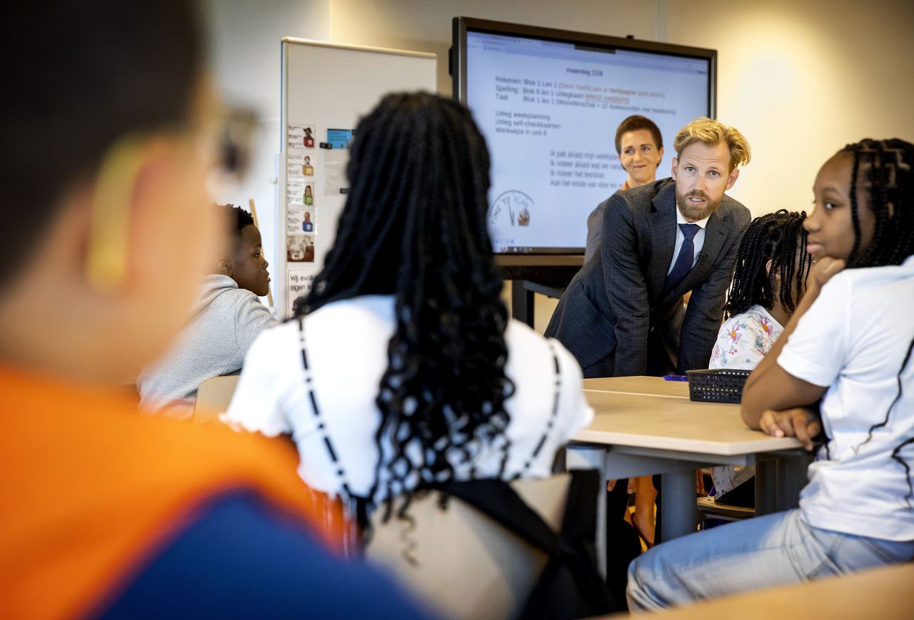 Voormalig minister voor Onderwijs Dennis Wiersma (VVD) bezoekt een basisschool.