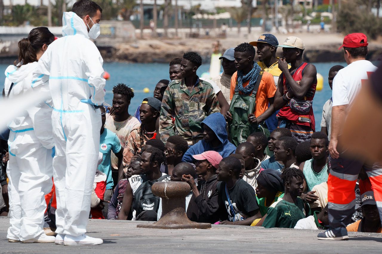 Migranten die vorige week aankwamen op Tenerife.