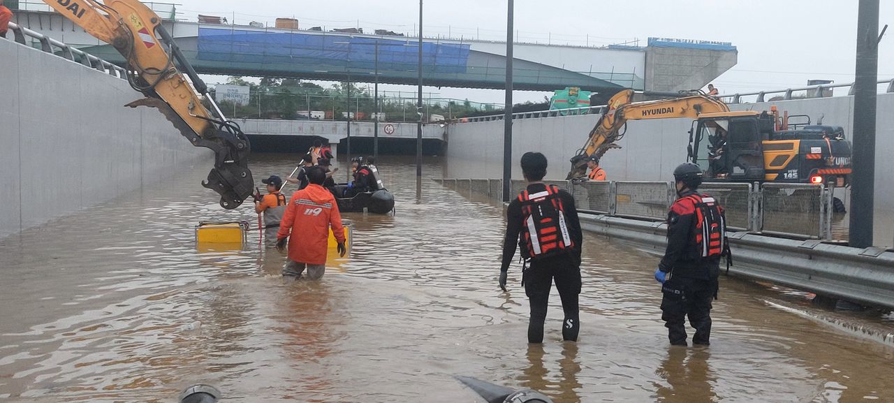 Reddingsdiensten zoeken naar overlevenden na hevig noodweer in Zuid-Korea.