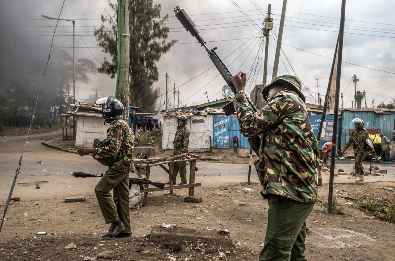 Oproerpolitie maakt zich klaar om traangas af te vuren in de Keniase hoofdstad Nairobi.