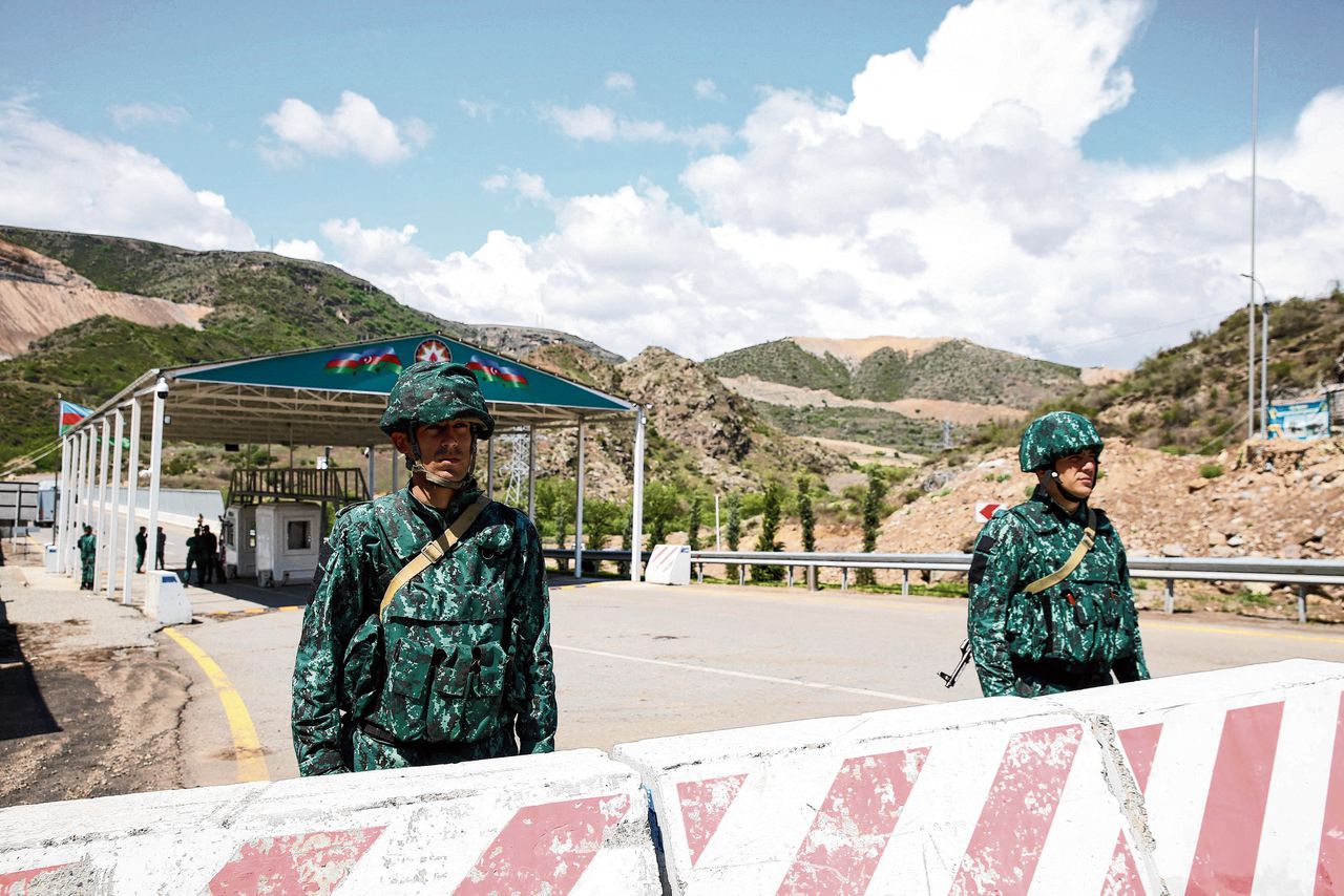 Het Azerbeidzjaans checkpoint op de weg naar Nagorno-Karabach.