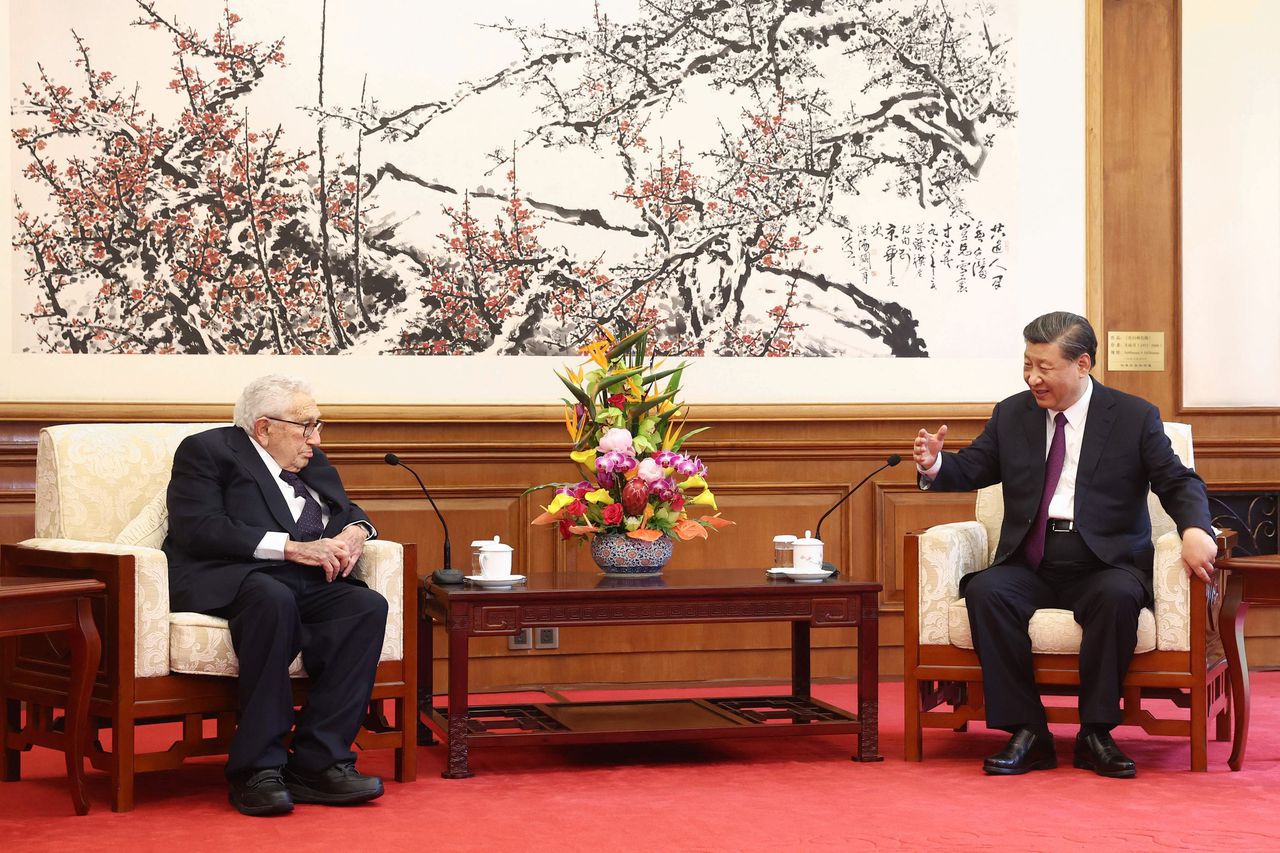 Henry Kissinger (100) werd donderdag in Beijing ontvangen door de Chinese president Xi Jinping.