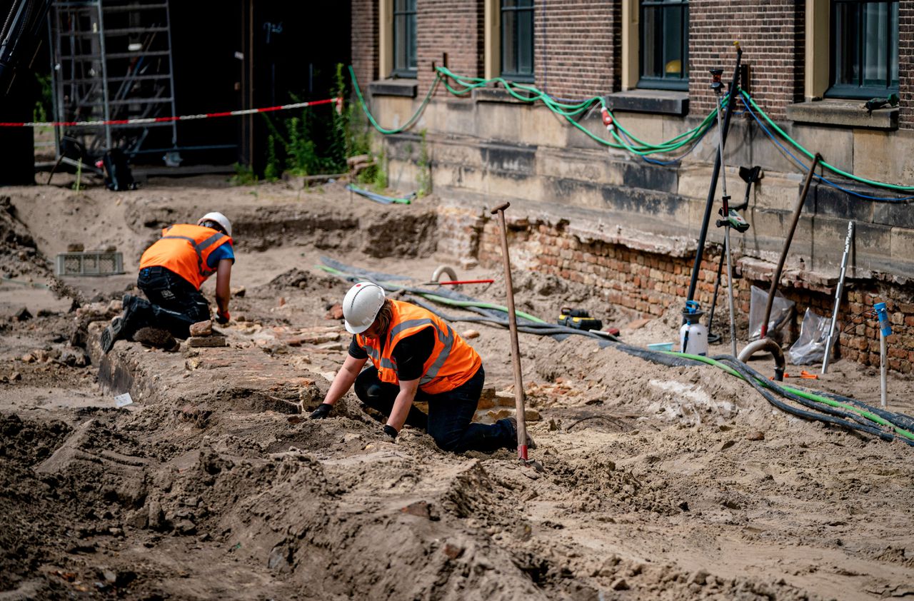 Archeologen van de gemeente Den Haag maandagmiddag op het Binnenhof bij het archeologisch onderzoek naar de Hofkapel.